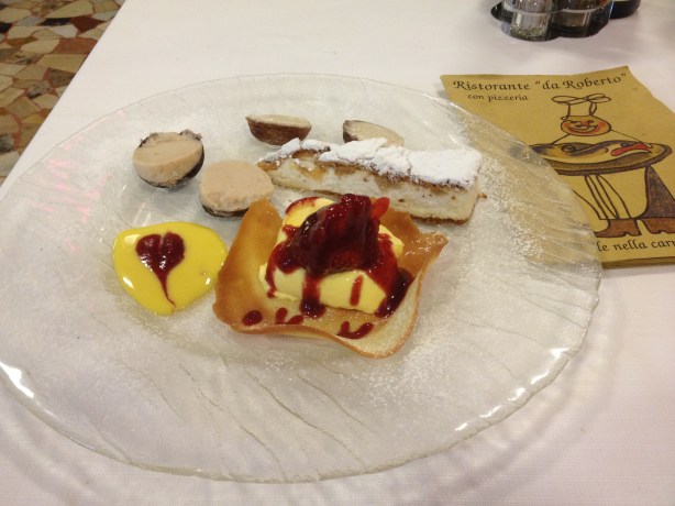 Десерт:  крем Маскарпоне со сведей клубникой в миндальном стаканчике, торт из сыра с грушей, мороженое каштановое и ореховое