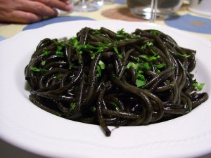 Черные спагетти с моллюсками. Ресторан Ямми